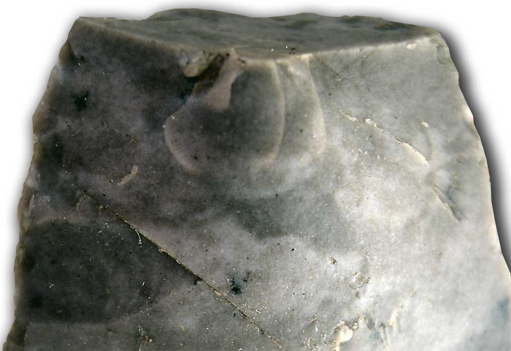 Fracture conchoïdale sur un éclat de silex